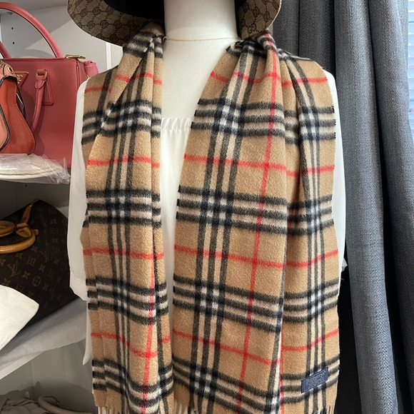 💯 %Cashmere Burberrys of London Made in England❤️ - Picture 4 of 6